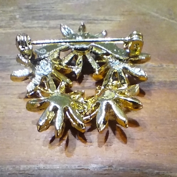 Vintage Gold Brooch With White Seed Beads, Faux Pearl Flowers, Star Patt… - Picture 4 of 7
